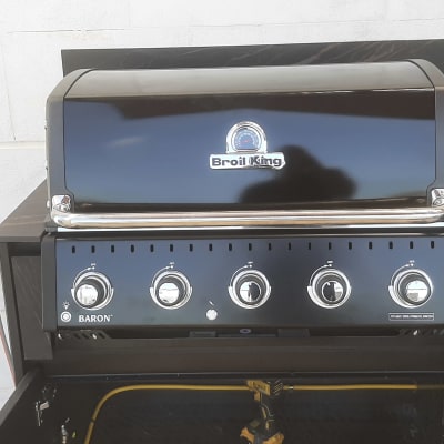 גריל גז שחור עם כפתורים ומד חום