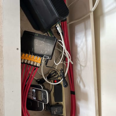 נתב רשת, כבלים אדומים, מתג רשת, טלפון אלחוטי