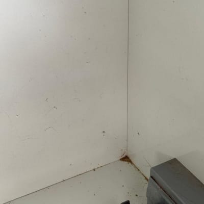 פינה מלוכלכת עם לכלוך ואבק על הרצפה