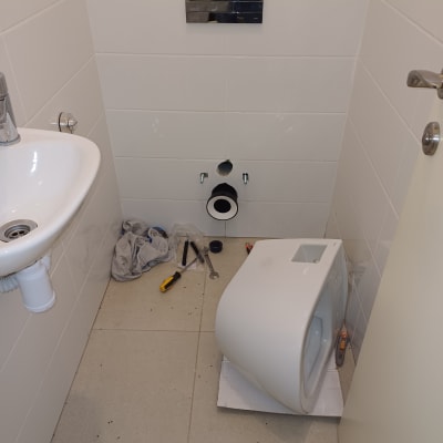 אסלה מנותקת, כלים וסמרטוט על הרצפה