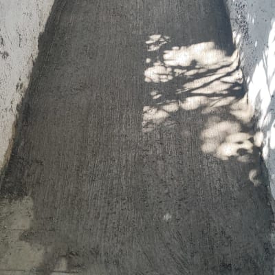 משטח בטון טרי עם סימני החלקה