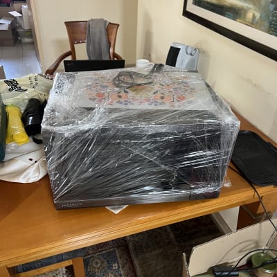 מיקרוגל ביתי עטוף בניילון נצמד כחלק מהכנה ואריזה להובלה