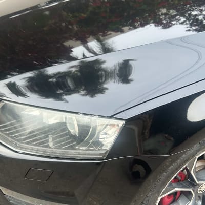 חזית רכב עם פנס וגלגלים