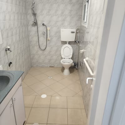 חדר אמבטיה עם שירותים, כיור ומקלחת