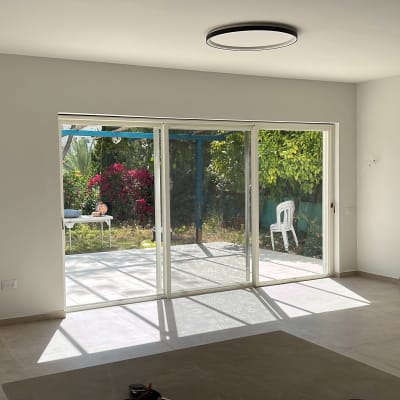 רצפה נקייה עם אור טבעי בחדר ריק