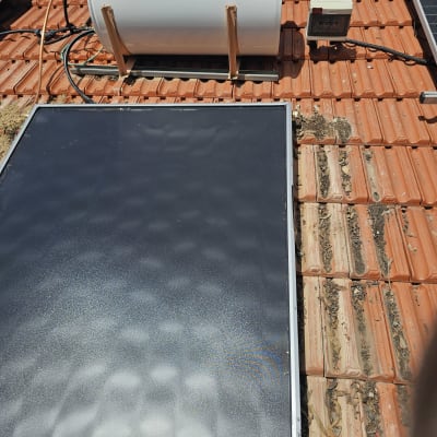 דוד שמש על גג רעפים עם קולטים וחיבורים