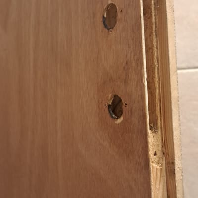 דלת עץ עם חורים למנעול וצילינדר