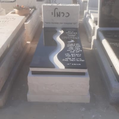 מצבות עם כיתוב בעברית בבית קברות