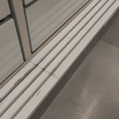 מסילות מתכת על רצפה ליד ארונות