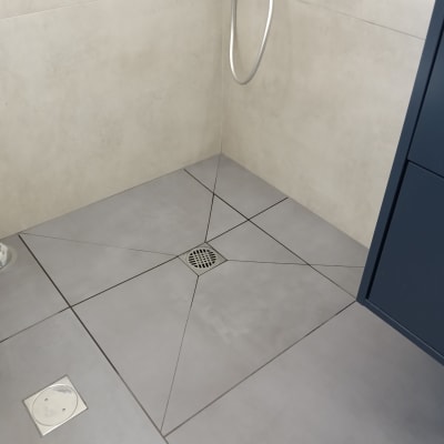 רצפת מקלחת עם אריחים וניקוז חדש