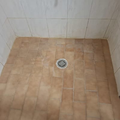 רצפת מקלחת עם אריחים וניקוז במרכז