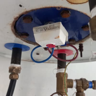 חיבורים וצינורות בתחתית דוד שמש