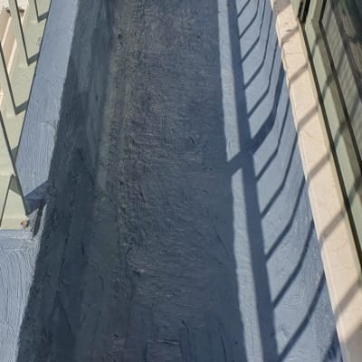 משטח אטום בצבע כחול כהה עם צינור ירוק