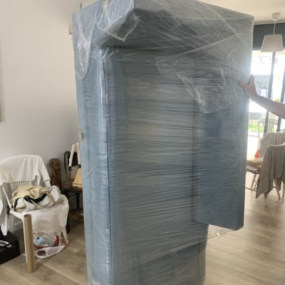 רהיט עטוף בניילון מוכן להובלה