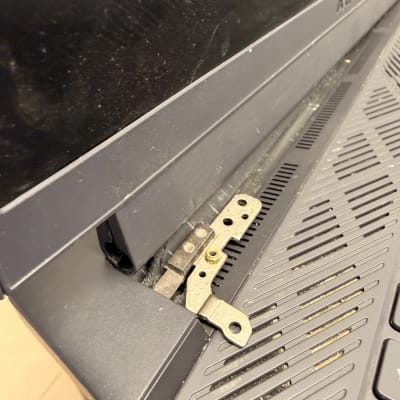 מסך מחשב נייד עם ציר שבור