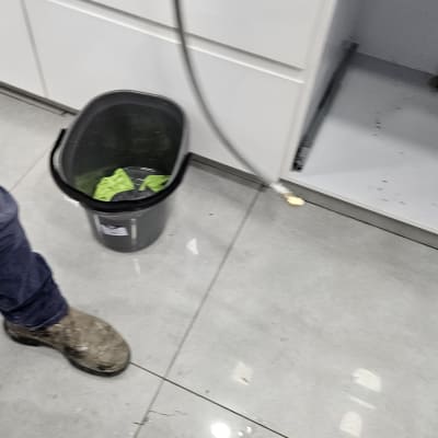 דלי עם סמרטוט, צינור מים על הרצפה