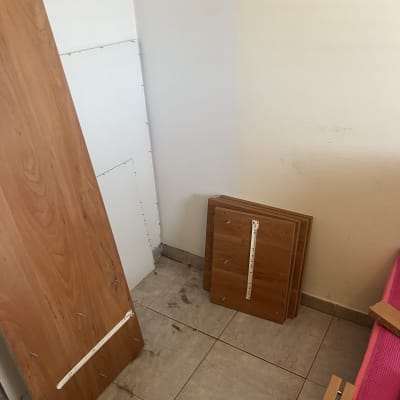 חלקי רהיטים מונחים על רצפה בחדר
