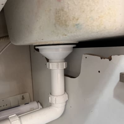 צנרת פלסטיק לבנה מתחת לכיור מטבח