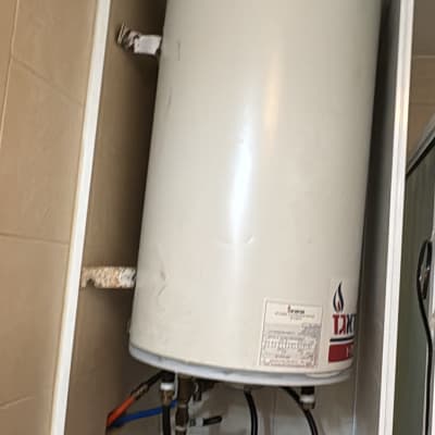 דוד שמש מותקן על קיר עם צינורות מחוברים