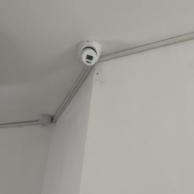 מצלמת אבטחה מותקנת על תקרה בפינה