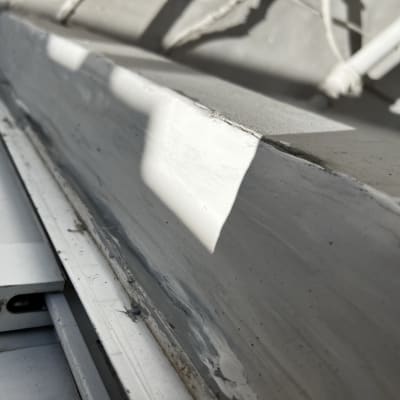 איטום עם חומר לבן על משטח מתכת