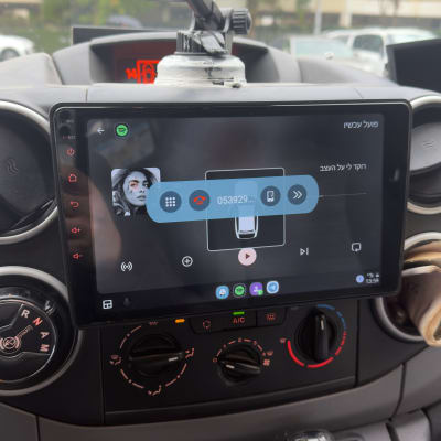 מערכת מולטימדיה ברכב עם מסך מגע ותצוגת חייגן