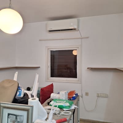 חדר עם קירות צבועים, שולחן עם ציוד לצביעה