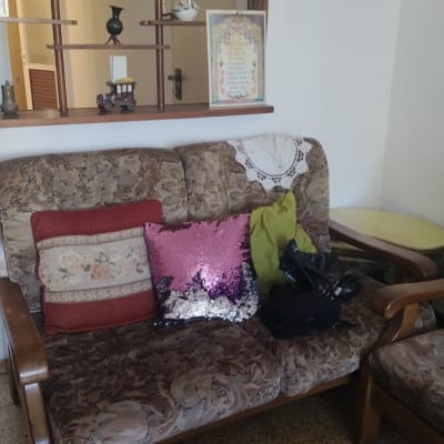 ספה עם כריות צבעוניות בחדר מגורים