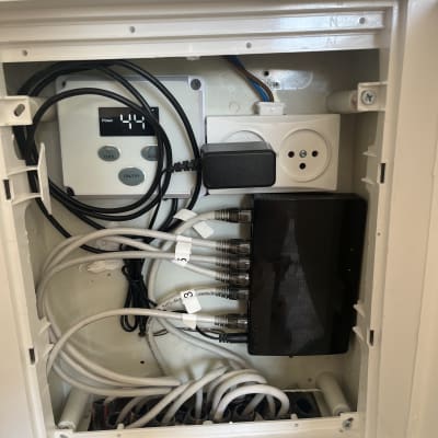 ארון תקשורת עם כבלים ומתגים מחוברים