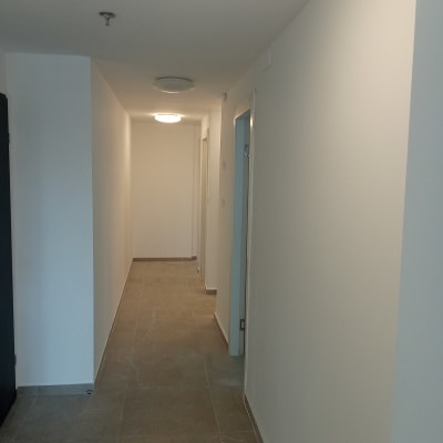 מסדרון עם קירות צבועים ותאורה עליונה