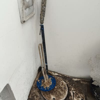 חלקי דוד שמש עם אבנית על גוף חימום