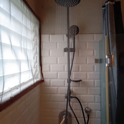 מקלחת עם ראש מקלחת ומים זורמים