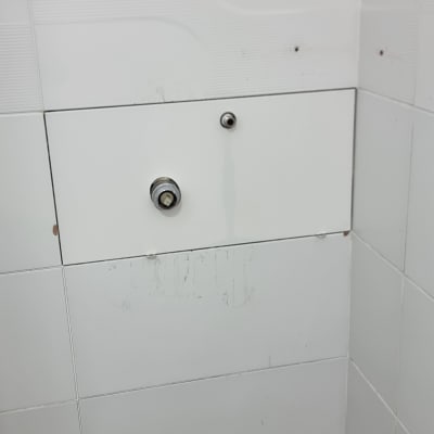 קיר אריחים עם חור וברגים, מתאים לתיקון