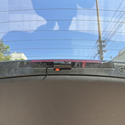 מצלמת רכב מותקנת על חלון אחורי של רכב