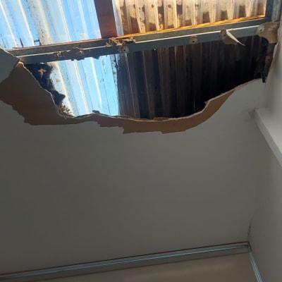 תקרת גבס עם חור גדול ותקרה שקופה מעליה