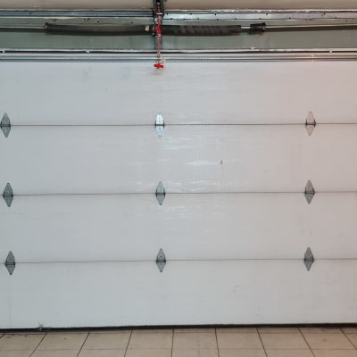 דלת מוסך חשמלית עם מסילות מתכת