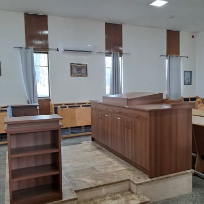 רהיטים מעץ בחלל פנימי עם דלפק ומדפים