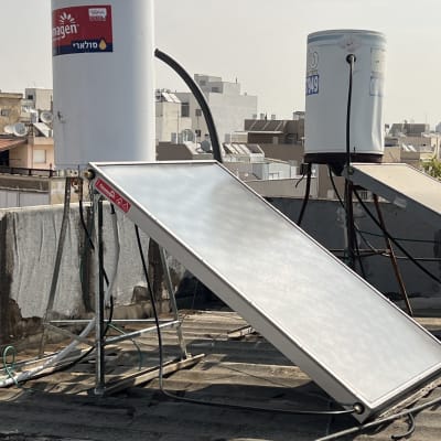 דוד שמש עם קולטים על גג בניין