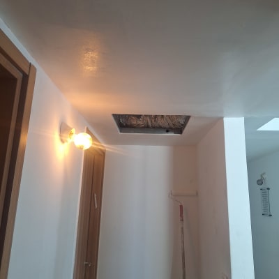תקרה עם חור, גליל צבע ומנורה דולקת