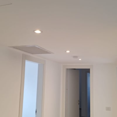 תקרת גבס עם תאורה שקועה ומערכת אוורור