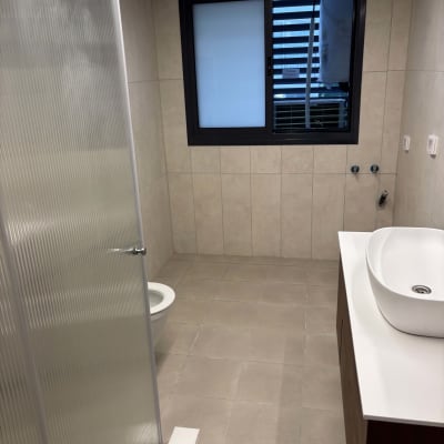 חדר אמבטיה נקי עם כיור ואסלה