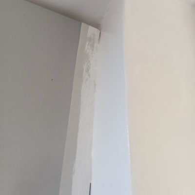 פינה צבועה בקיר עם גימור לבן