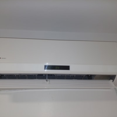 מזגן קיר לבן עם תצוגת טמפרטורה