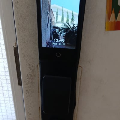 מנעול חכם עם מסך תצוגה על דלת