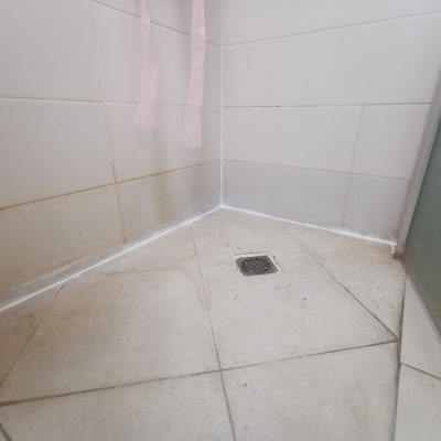 פינת מקלחת עם רובה חדשה וניקוז