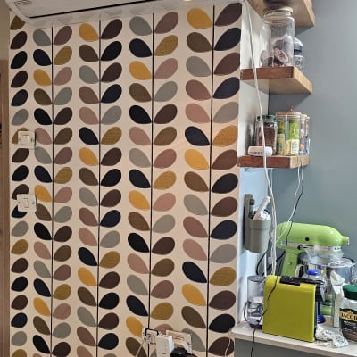 טפט עלים צבעוני על קיר במטבח