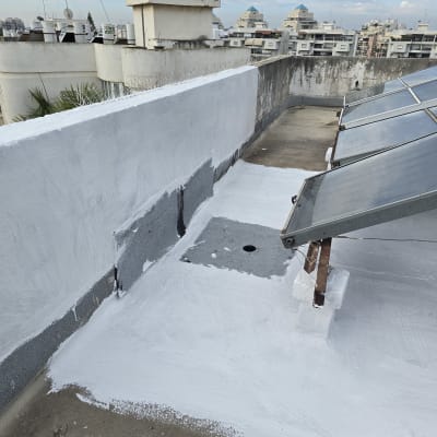 גג אטום בצבע לבן עם חומר איטום