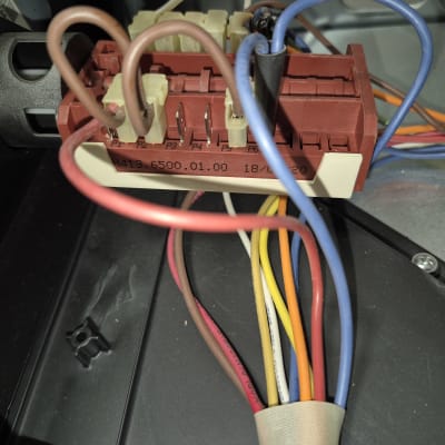 חיבורי חוטים צבעוניים למתג חשמלי אדום