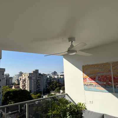 מאוורר תקרה מותקן על תקרה במרפסת