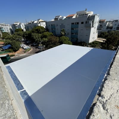 גג עם כיסוי אלומיניום שטוח וצל.